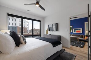 2 bedrooms, WiFi - Gameday Stay! POOL • Walk to Vandy Stadium! (Nashville)