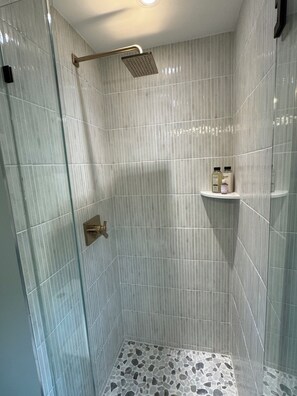 Haartrockner, Handtücher, Seife, Toilettenpapier