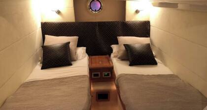 Luxury Yacht for lodging and trips Passages (2,3,4 and 8h)