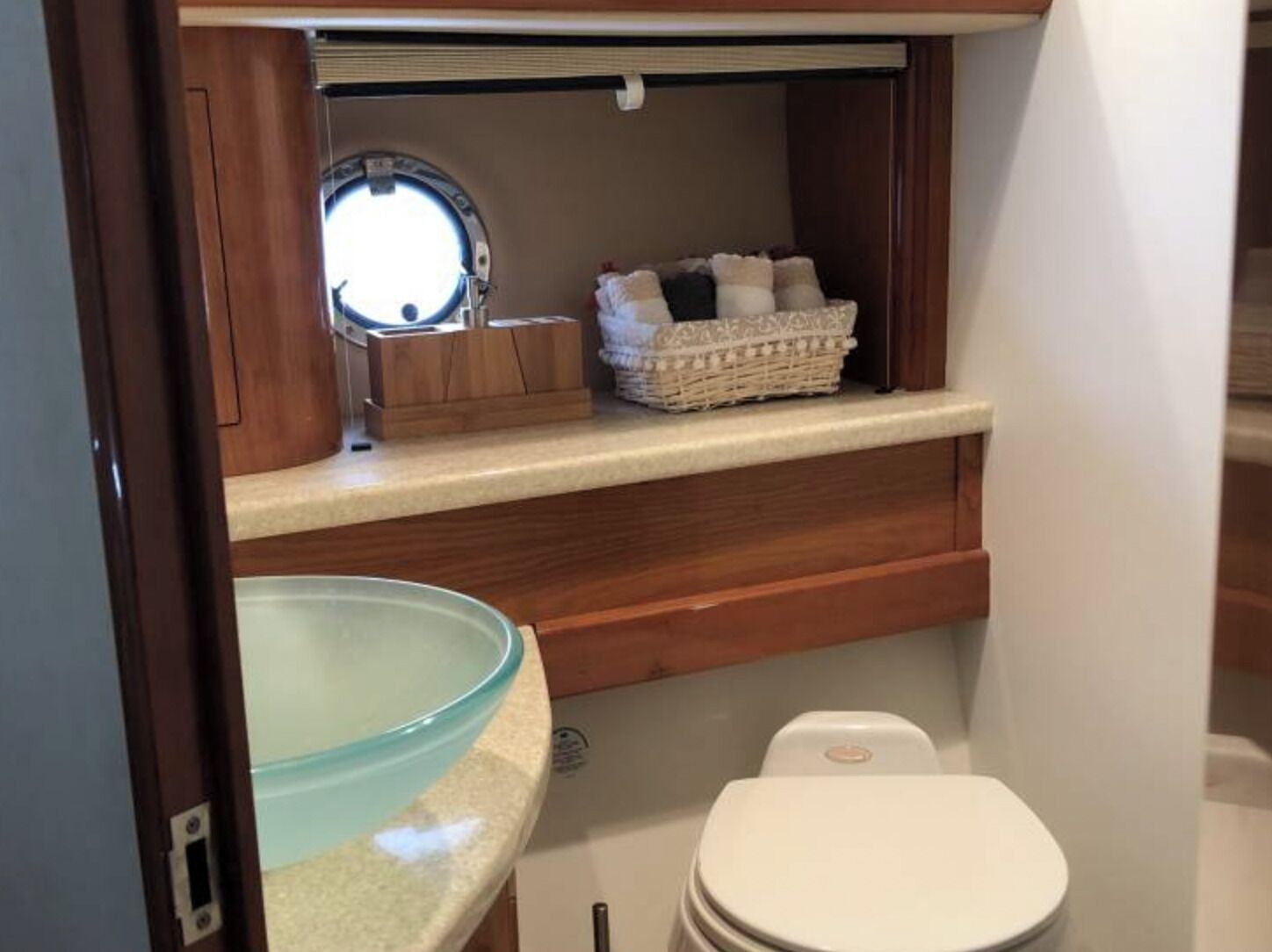 Ducha, secador de pelo, toallas y jabón