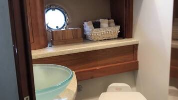 Ducha, secador de pelo, toallas y jabón