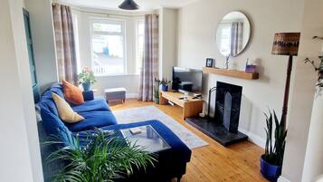 Una Smart TV, una chimenea