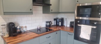 Bright spacious home- 5 mins from the beach!