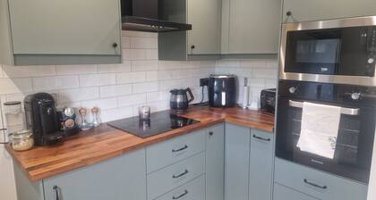 Bright spacious home- 5 mins from the beach!