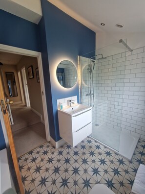 Dusche, Haartrockner, Handtücher, Toilettenpapier