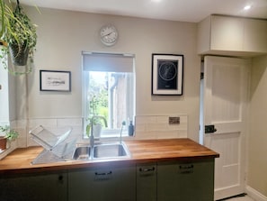 Fridge, microwave, oven, stovetop - Grove Getaway Walk To The Beach & Ballyholme (Bangor)