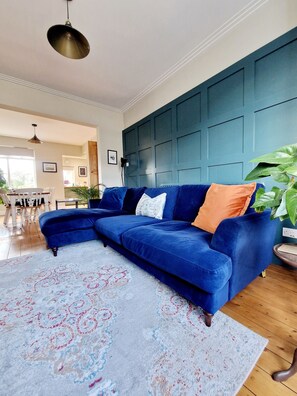 Smart TV, fireplace - Grove Getaway Walk To The Beach & Ballyholme (Bangor)