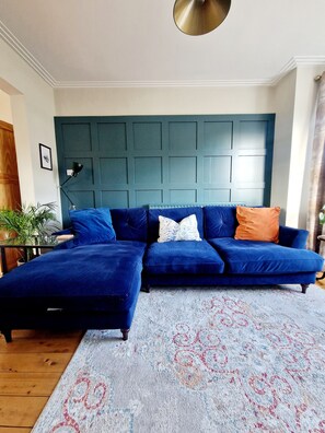 Smart TV, fireplace - Bright spacious home- 5 mins from the beach! (Bangor)