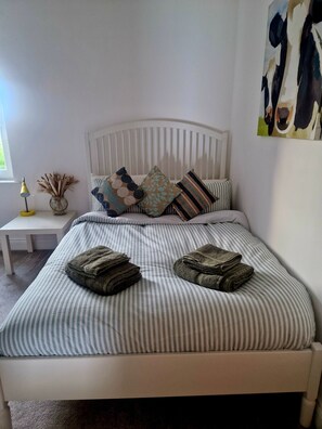 2 habitaciones, tabla de planchar con plancha, wifi y ropa de cama 