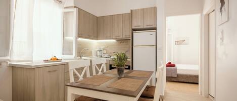 Deluxe Apartment | Private kitchen | Electric kettle, toaster