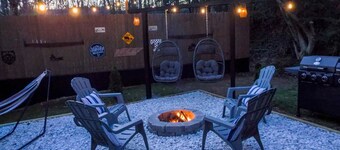 Putt N’ Stay 2 Gatlinburg Getaway, Sleeps 7, Hot Tub, Game Room, Mini Golf