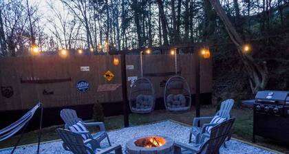 Putt N’ Stay 2 Gatlinburg Getaway, Sleeps 7, Hot Tub, Game Room, Mini Golf