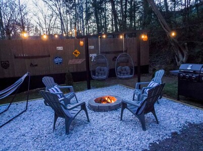 Putt N’ Stay 2 Gatlinburg Getaway, Sleeps 7, Hot Tub, Game Room, Mini Golf