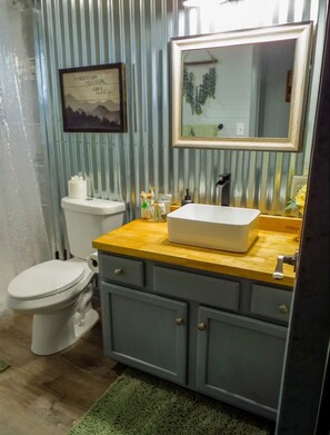 ヘアドライヤー、タオル、トイレットペーパー