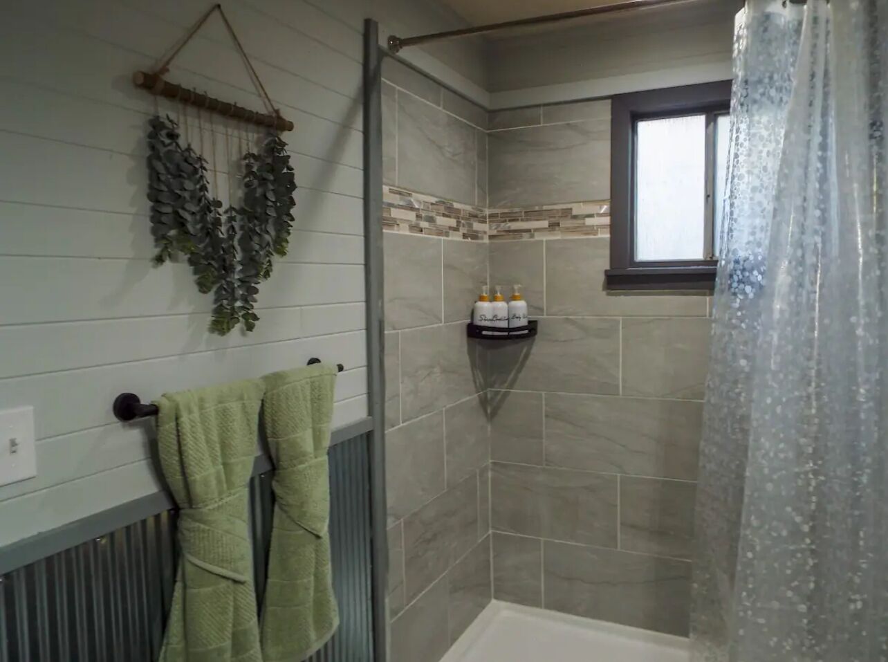Sèche-cheveux, serviettes fournies, papier toilette
