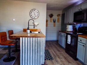 Fridge, microwave, oven, stovetop - Putt N’ Stay 2 Gatlinburg Getaway, Sleeps 7, Hot Tub, Game Room, Mini Golf (Gatlinburg)