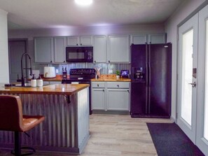 Fridge, microwave, oven, stovetop - Putt N’ Stay 2 Gatlinburg Getaway, Sleeps 7, Hot Tub, Game Room, Mini Golf (Gatlinburg)