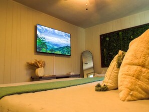2 bedrooms, desk, iron/ironing board, free WiFi - Putt N’ Stay 2 Gatlinburg Getaway, Sleeps 7, Hot Tub, Game Room, Mini Golf (Gatlinburg)