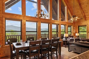 Ferienhütte, Mehrere Betten, Whirlpool, Bergblick (The Lodge) | Speisen