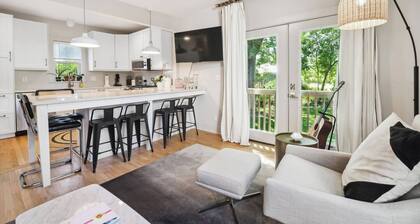 Montrose Manor- In the heart of Belmont!