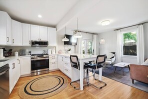 Fridge, microwave, oven, stovetop - Montrose Manor- In the heart of Belmont! (Charlottesville)