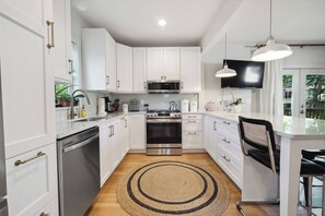 冷蔵庫、電子レン  ジ、オーブン、コンロ