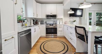 Montrose Manor- In the heart of Belmont!