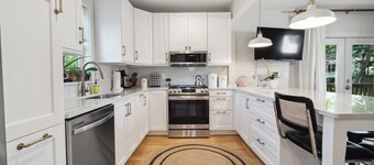 Montrose Manor- In the heart of Belmont!