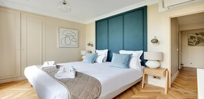 3 bedrooms, desk, iron/ironing board, travel crib