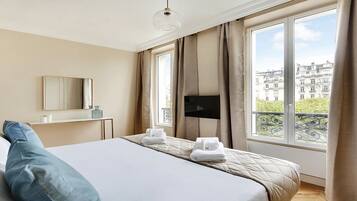 3 chambres, bureau, fer et planche Ă repasser, lit parapluie