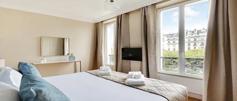 3 chambres, bureau, fer et planche à repasser, lit parapluie