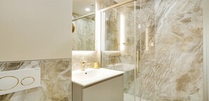 Dusche, Haartrockner, Handtücher, Seife