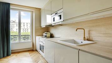 Réfrigérateur, micro-ondes, four, plaque de cuisson