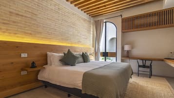 2 kamar tidur, minibar, brankas, dan meja kerja
