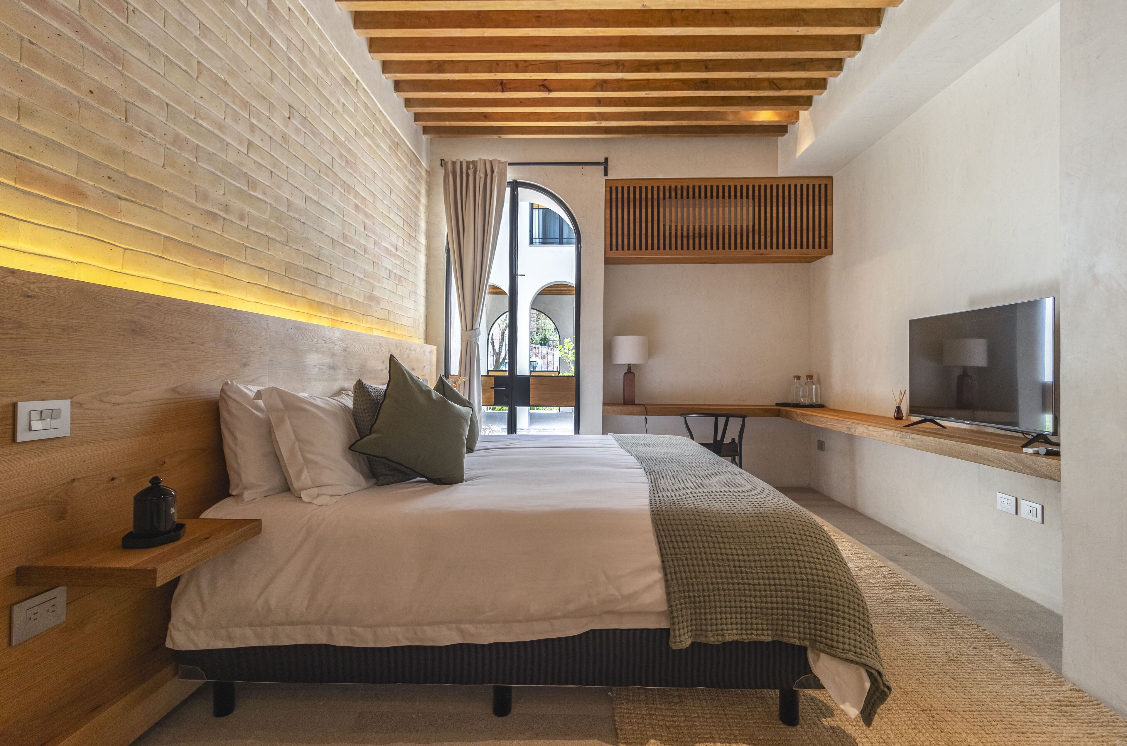 Minibar, caja de seguridad en la habitación y escritorio 