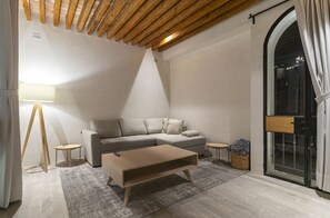 Minibaari, tallelokero huoneessa, työpöytä