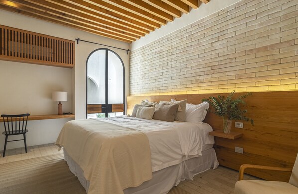 Minibaari, tallelokero huoneessa, työpöytä