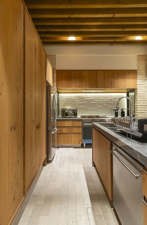 Großer Kühlschrank, Espressomaschine