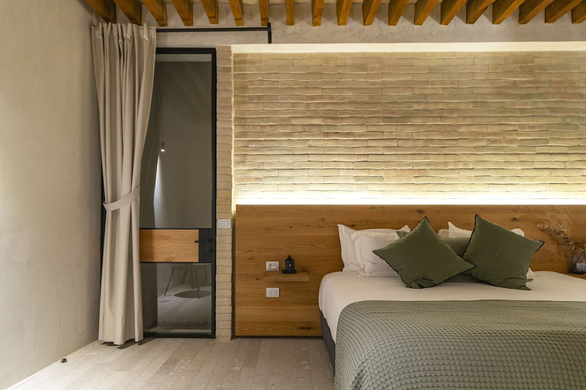 2 bedrooms, minibar, in-room safe, desk