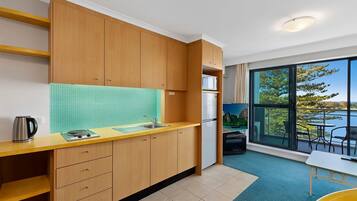 Kühlschrank, Mikrowelle, Wasserkocher mit Kaffee-/Teezubehör, Toaster