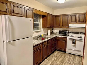 Frigorífico, microondas, horno y placa de cocina