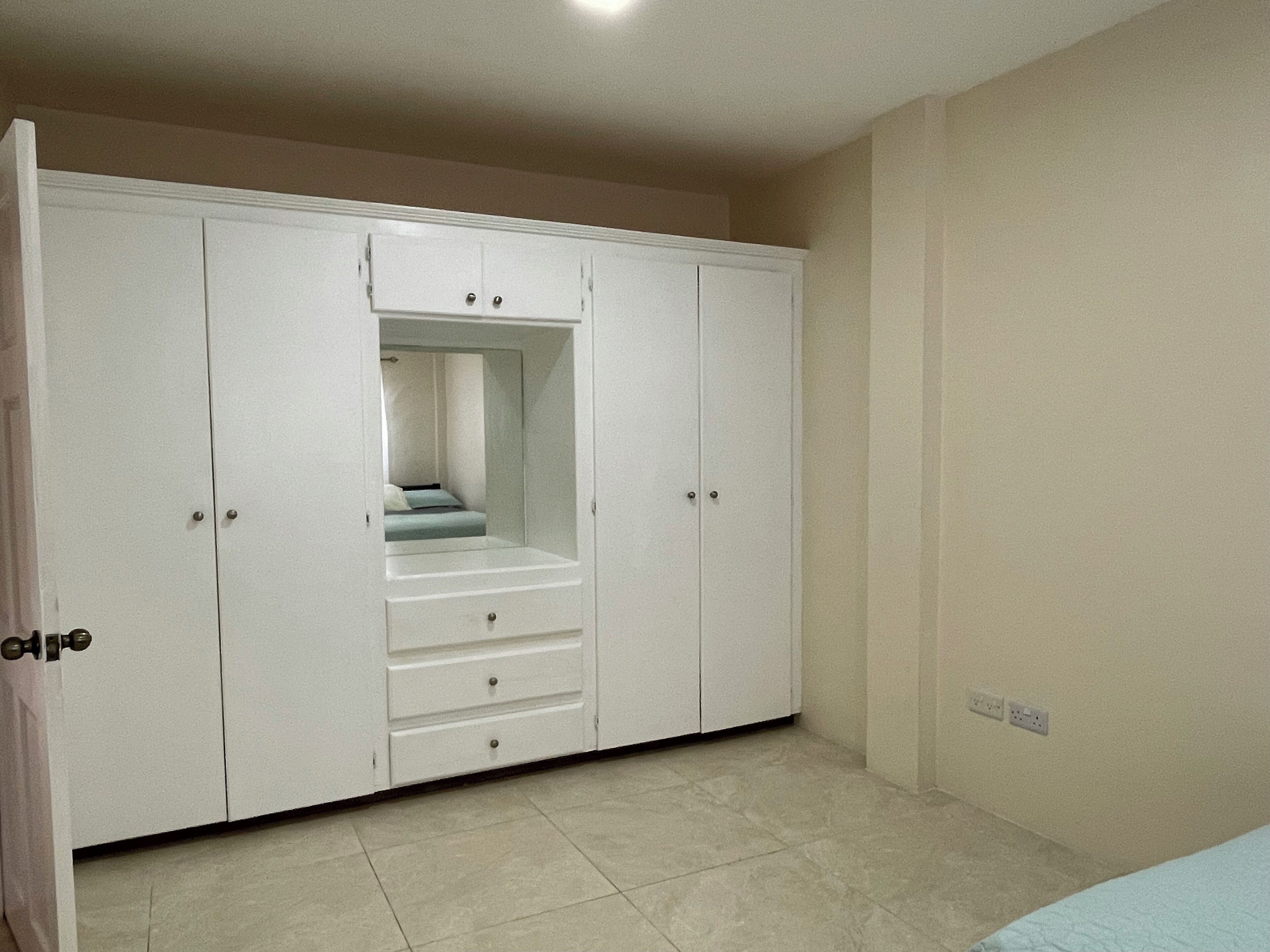 2 عدّة غرف نوم ومكواة/لوح كي وواي فاي وملاءات أسرّة