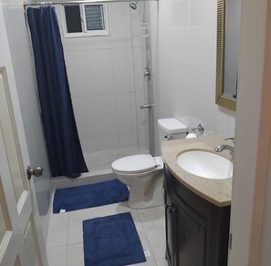 Een douche, een haardroger, handdoeken, zeep
