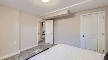 4 bedrooms, iron/ironing board, free WiFi, bed sheets