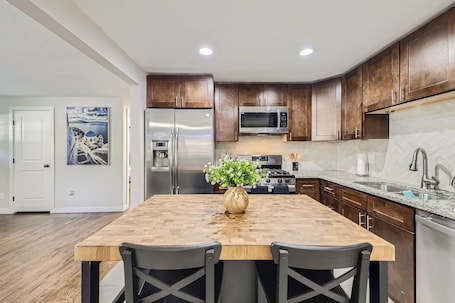 Fridge, microwave, oven, stovetop. 4BD - Hot Tub, BBQ, Games - 10 Mins to Olde Town