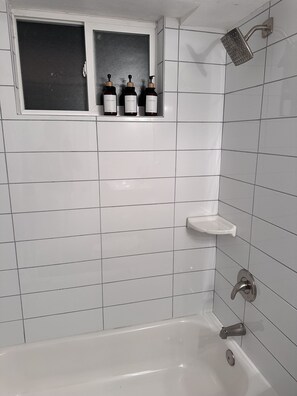 Hair dryer, towels, soap, shampoo - 4BD - Hot Tub, BBQ, Games - 10 Mins to Olde Town (Arvada)