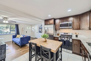 冷蔵庫、電子レンジ、オーブン、コンロ