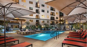 Una piscina al aire libre, una piscina climatizada