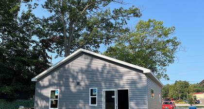 Cozy 2-bedroom cabin in peaceful Cadillac with AC, WiFi available in June 2025