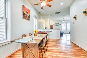 Dining - 5 min to DT & Starland - Private Balcony + Telescope, Projector (Savannah)